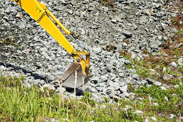 収縮サイトの岩を掘るショベル スコップ — ストック写真