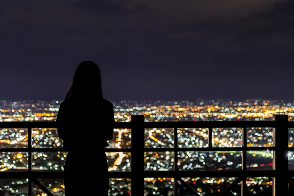 Розмиті дівчина і місто світла з точки зору — стокове фото