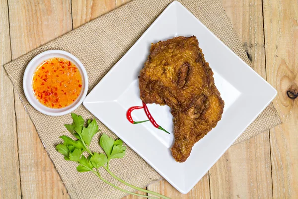 Poulet frit dans une assiette — Photo