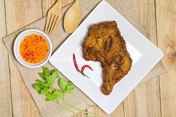 Pollo frito en un plato — Foto de Stock