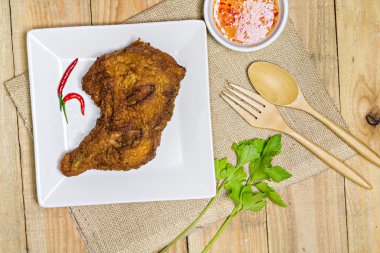 Derin kızarmış tavuk bir plaka üzerinde