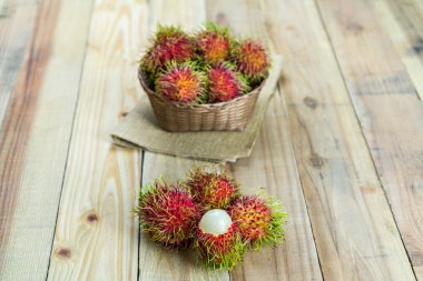 Ahşap sepet içinde taze rambutan