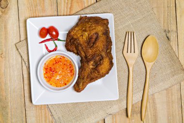 Derin kızarmış tavuk bir plaka üzerinde