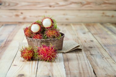 Ahşap sepet içinde taze rambutan