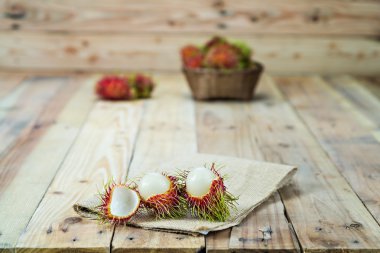 Ahşap sepet içinde taze rambutan