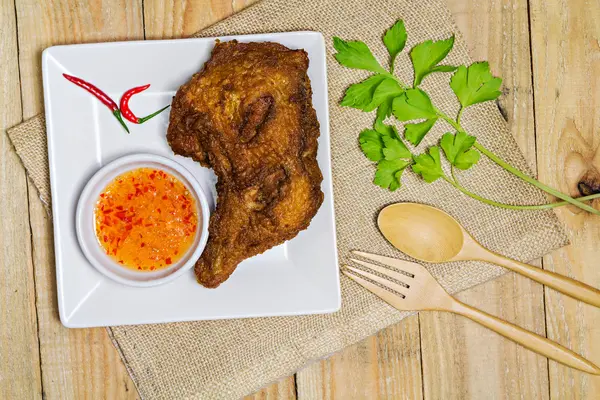 Frango frito em uma chapa — Fotografia de Stock