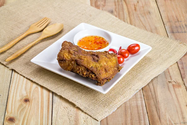 Pollo frito en un plato — Foto de Stock