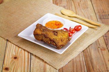 Derin kızarmış tavuk bir plaka üzerinde