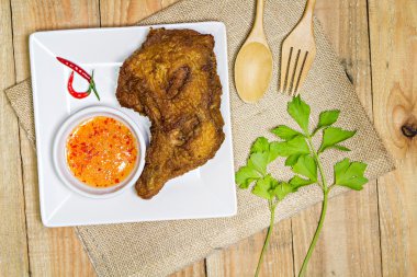 Derin kızarmış tavuk bir plaka üzerinde