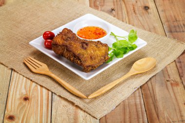 Derin kızarmış tavuk bir plaka üzerinde