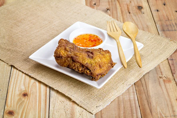 Pollo frito en un plato — Foto de Stock