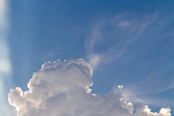 青空を背景に雲 — ストック写真