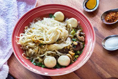 Domuz eti şehriye çorbası, Tay tarzında