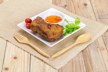 Derin kızarmış tavuk bir plaka üzerinde