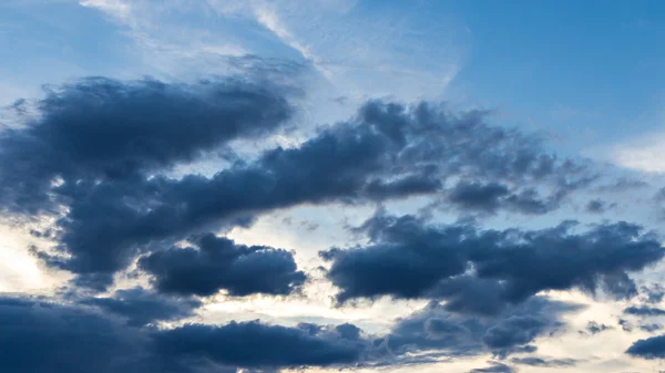 青空を背景に暗い雲 — ストック写真