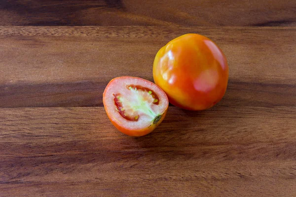 Ahşap tahta üzerinde taze kırmızı domates — Stok fotoğraf