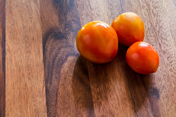 Frische rote Tomate auf Holzplanke — Stockfoto