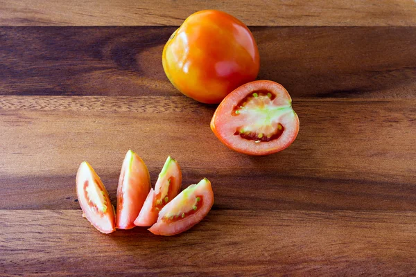 Tomate rouge fraîche tranchée sur planche de bois — Photo