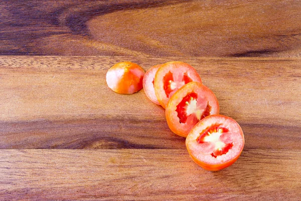 Tomate vermelho fresco fatiado na prancha de madeira — Fotografia de Stock