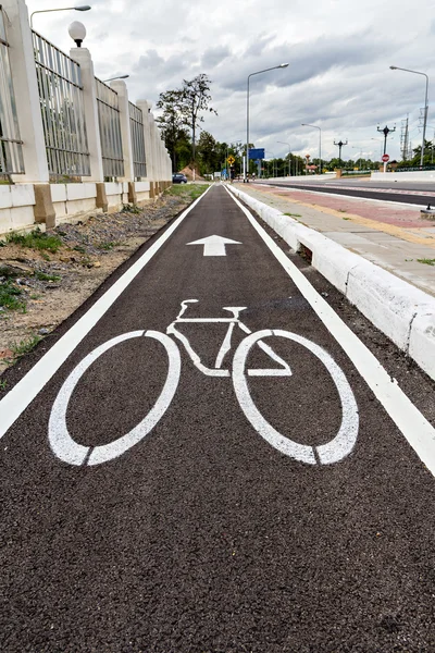 Знак велосипедной дорожки на дороге — стоковое фото