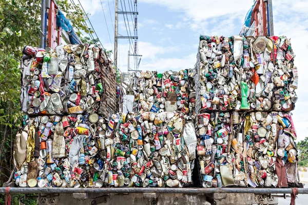 Bliska puszek aluminiowych skompresowany do recyklingu — Zdjęcie stockowe