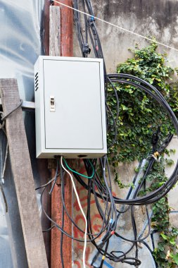 İnşaat alanında (bağlantı kutusu içinde ana şalter kutusu)