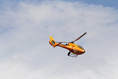 Sivil helikopter bulanıklık pervane ile gökyüzünde uçan
