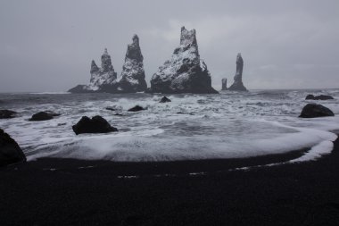 Kış denizde kayalarda