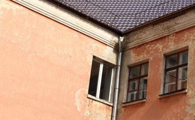 Windows eski bir evin duvarında