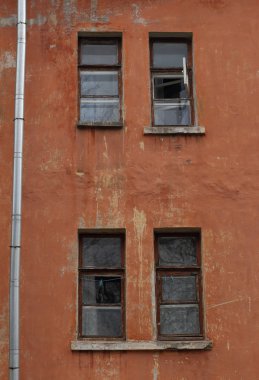 Windows eski bir evin duvarında