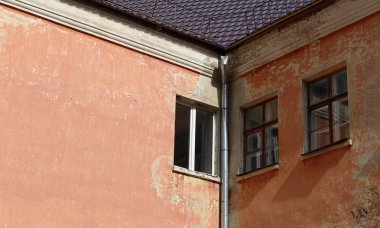 Windows eski bir evin duvarında