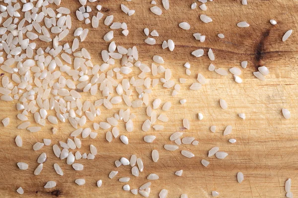 Grains of rice on the wooden board — Stock Photo, Image