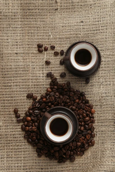 Zwei Tassen Kaffee und Kaffeebohnen — Stockfoto