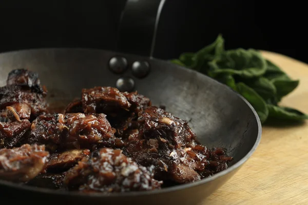 Pork ribs with honey-soy sauce in the frying pan — Stock Photo, Image