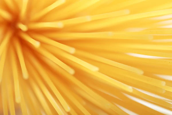Ein Bund Spaghetti Nudeln. Defokussiertes Image — Stockfoto