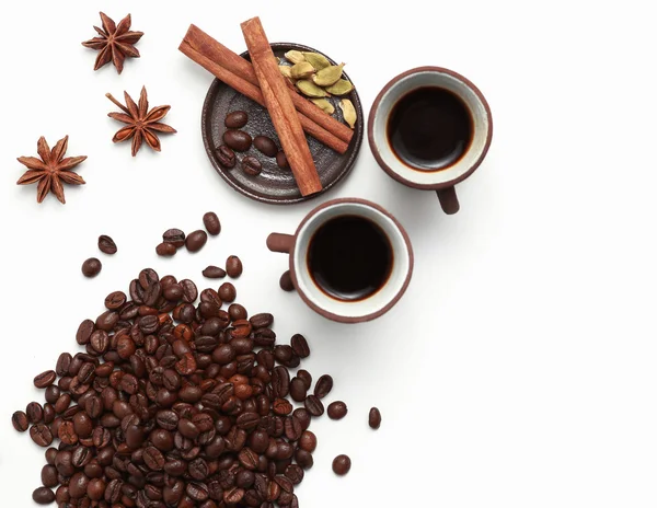 İki fincan kahve kahve çekirdekleri ve baharat ile
