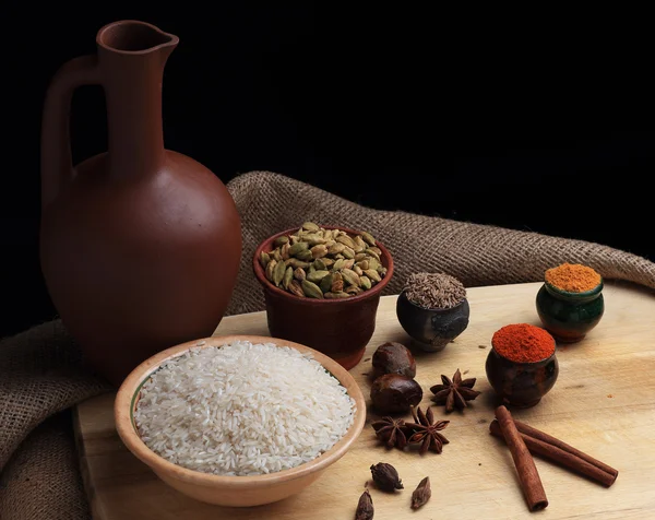Rice and spices and the clay pitcher — Stock Photo, Image