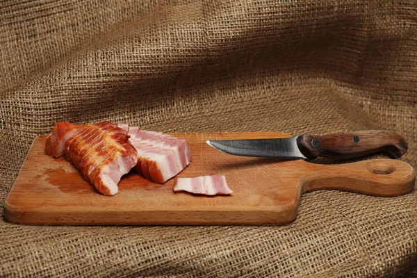 Бекон і ножем на обробна дошка — стокове фото