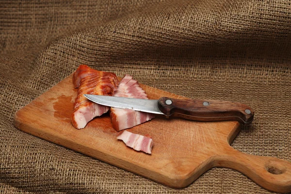 Bacon e coltello sul tagliere — Foto Stock