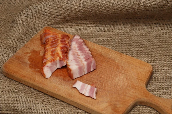 Bacon na tábua de corte — Fotografia de Stock