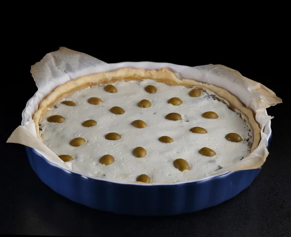 Пиріг з зеленими оливками у блакитній страві — стокове фото