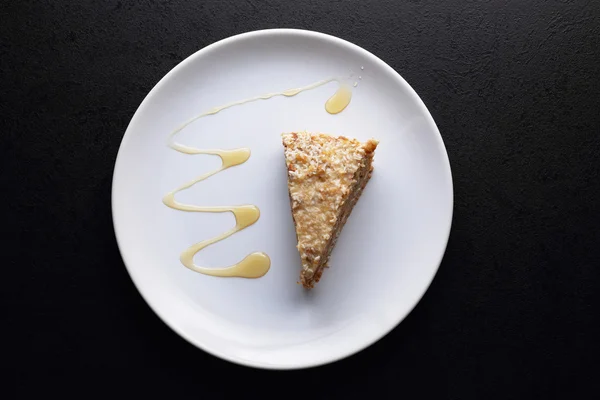 Cake on round white plate. Top view — Stock Photo, Image