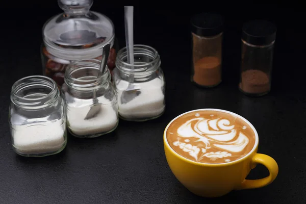 Coupe de cappuccino et bols à sucre — Photo