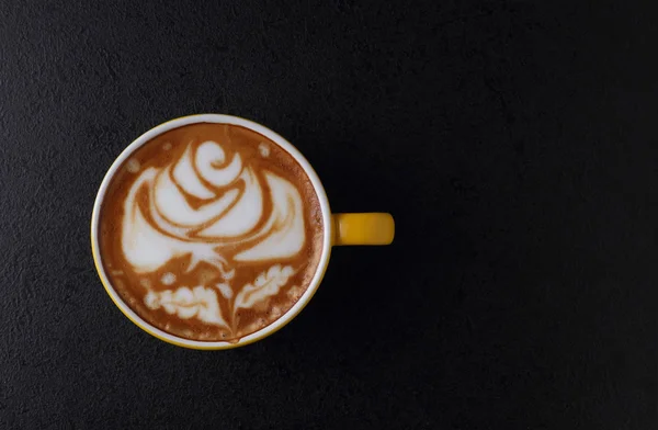 Kopje cappuccino op donkere achtergrond. Latte art — Stockfoto