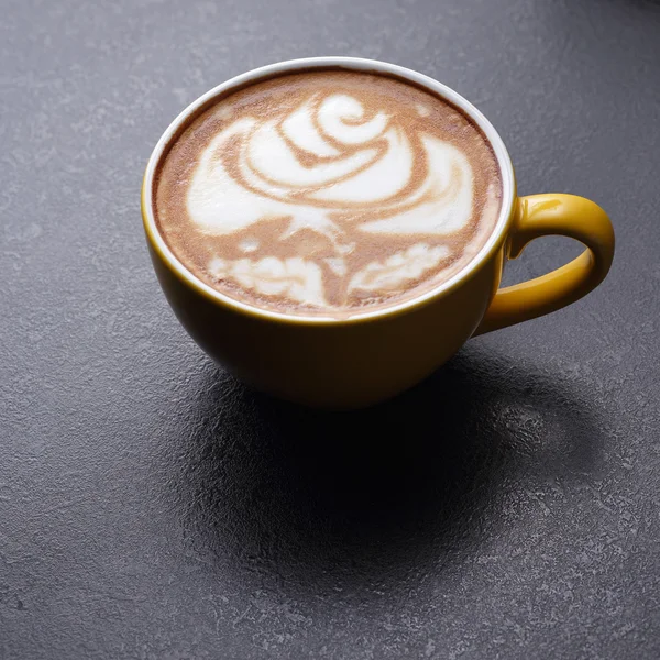 Kopp cappuccino på mörk bakgrund — Stockfoto