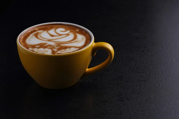 Kopp cappuccino på mörk bakgrund — Stockfoto