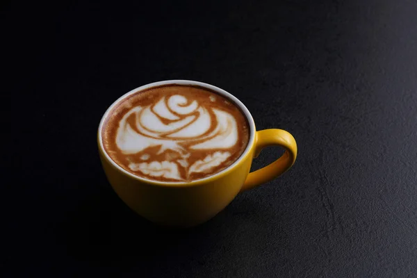 Coupe de cappuccino sur fond noir — Photo