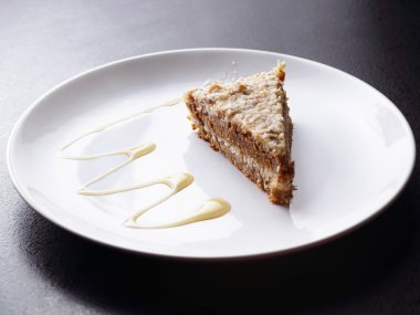 Pasta yuvarlak beyaz plaka üzerinde