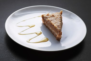 Pasta yuvarlak beyaz plaka üzerinde