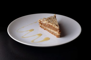 Pasta yuvarlak beyaz plaka üzerinde